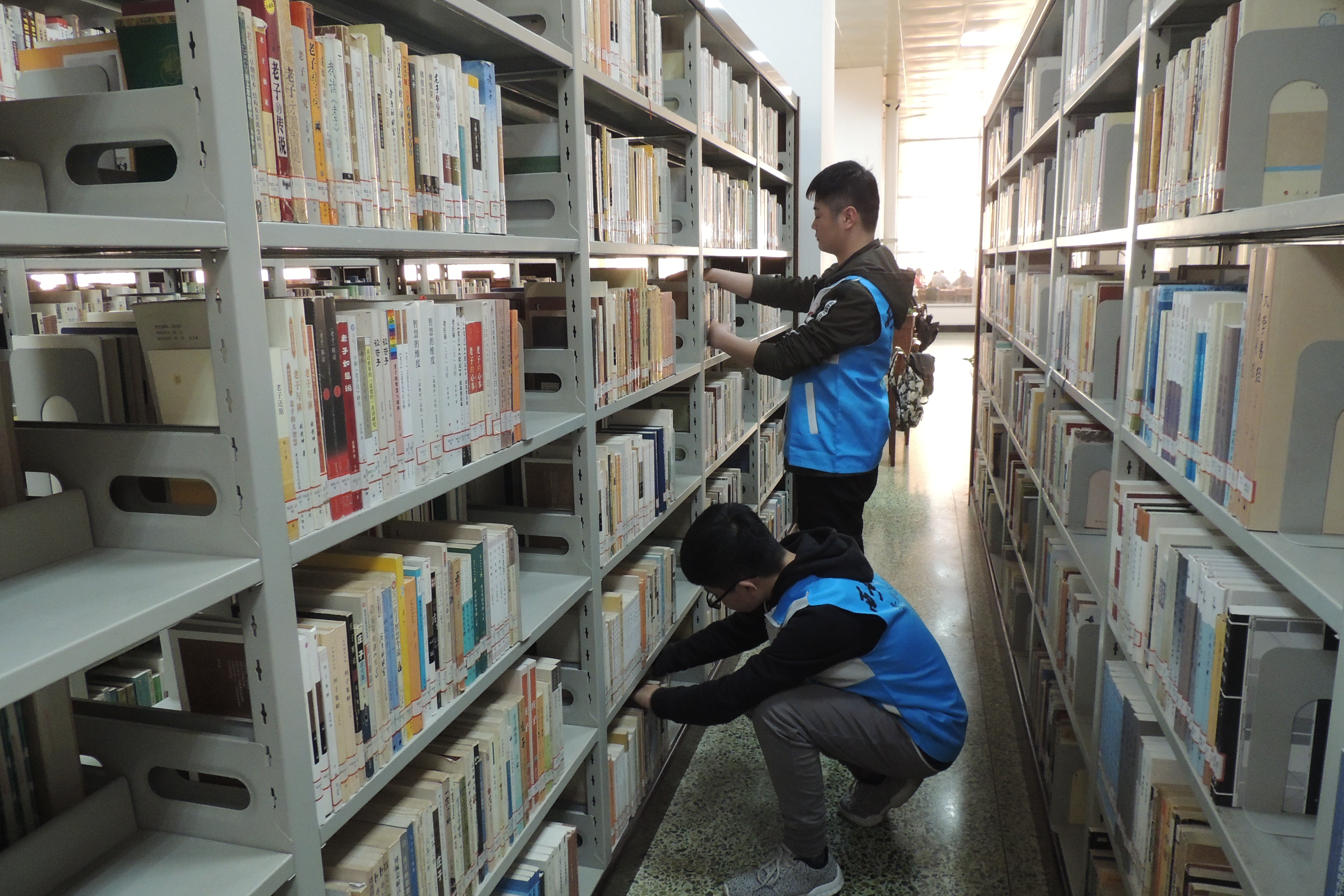 机电学院组织开展图书馆义务整理活动